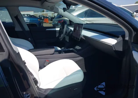 2025 Tesla Model Y Long Range Dual Motor All-Wheel Drive z USA, uszkodzony, nr VIN 7SAYGDEE9SF248703